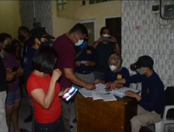 Petugas Temukan Wanita – Lima Pria dalam Satu Kamar