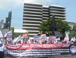 Diprediksi Jadi Upah Terendah, Buruh di Semarang Demo Gubernur