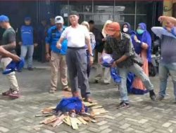 Anggap Musda Langgar AD/ART, Kader Demokrat Bakar Atribut Partai