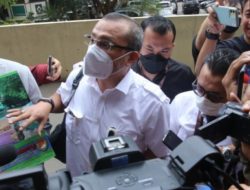 Diperiksa Polisi soal “Allahmu Lemah”, Ferdinand Bawa Surat Sakit