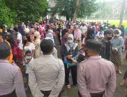 Warga Bojonegoro Rela Antre Mengular demi 2 Liter Minyak Goreng