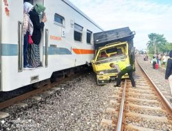 Palang Pintu Perlintasan Diduga Terbuka, KA Hantam Dua Truk di Lamongan