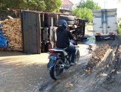 Jalan Berlubang dan Licin, Truk Terguling di Jalan Poros Plembon-Sukodadi