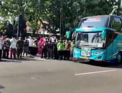 Berangkatkan 261 CJH Bojonegoro, Bupati Anna Iringi dengan Kalimat Talbiyah
