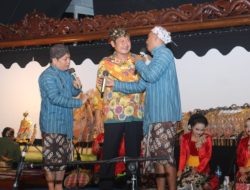 Bupati Lamongan Nggugah Spirit Kejayaan, Gelar Wayang Kulit. Sindennya Bikin…