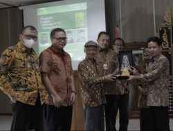 Prihatin Terpinggirkan, Senator Abdul Kholik Anugerahi Kang Tohari Bidang Sastra dan Budaya