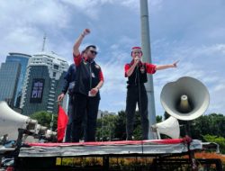 Tuntut Keadilan Ditegakkan, Putri Alvin Lim Orasi di Depan Gedung Mahkamah Agung