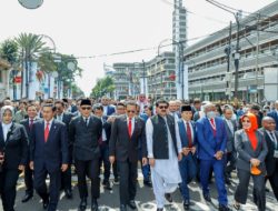 Napak Tilas KAA, Pimpinan MPR dan Delegasi Konferensi Negara Anggota OKI Jalan Kaki
