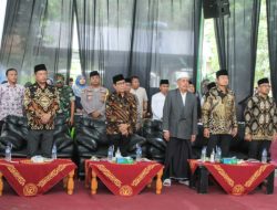 Hadiri Wisuda IP Sunan Drajat, Yuhronur Ingin Kolaborasikan Pentahelix untuk Pendidikan Berkualitas