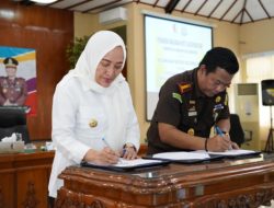 Bersinergi di Bidang Hukum Perdata dan Tata Usaha Negara, Pemkab-Kejari Bojonegoro Teken MoU