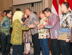 Jadi Bagian dari 7 TPAKD, Khofifah Kukuhkan Tim di Ballroom Kantor OJK Regional 4, Jawa Timur