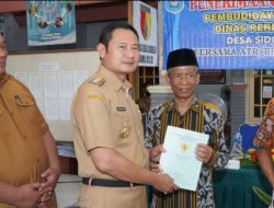 Jamin Kepemilikan Tanah Milik Pembudidaya Ikan, Bupati Yuhronur Bagikan 100 Sertifikat