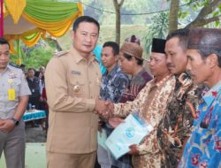 Bantu Warga Hak atas Tanah, Bupati Lamongan Serahkan 17.619 Sertifikat PTSL