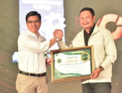 Ekspor Lamongan Menggeliat, Bupati Yuhronur Terima Penghargaan BC Gresik Award