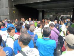 Geruduk MK, Ratusan Buruh Desak Tonton Sidang Uji Materi Perppu Cipta Kerja