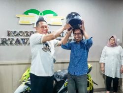 Bamsoet Serahkan Hadiah Sepeda Motor kepada Wartawan Koordinatoriat Wartawan Parlemen