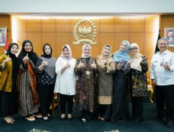 Bamsoet Apresiasi Perkumpulan Istri Pimpinan MPR RI Bagikan Ratusan Bingkisan Ramadan