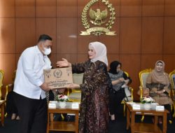 Bagikan Bingkisan, Lenny Bambang Soesatyo: Kembangkan Jiwa Solidaritas dan Tepa Selira