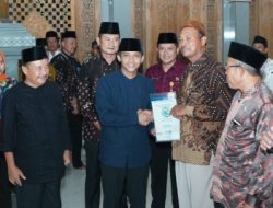 Wamen ATR Bagikan 10 Sertifikat Tanah Wakaf, Kabupaten Lamongan Tuntaskan PTSL