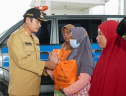 Bupati Lamongan Salurkan Ratusan Bantuan ke Warga Terdampak Bengawan Jero