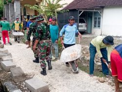 Babinsa Sumberrejo Kodim Bojonegoro Bersama Warga Karangdowo Perbaiki Jalan Desa