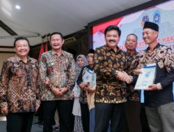 Bangga terhadap Warga Lamongan, Menteri ATR/BPN Bagikan Langsung Sertifikat PTSL