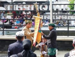 HJL ke-454 Berlangsung Meriah, Warga Lamongan Antusias Saksikan Kirab Pataka