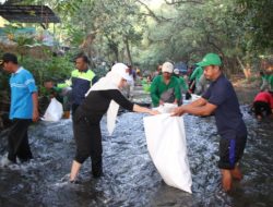 Peringati Hari Lingkungan Hidup se-Dunia, Bupati “Resik-resik” Mata Air Desa Ngunut