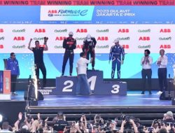 Putaran 10 Sukses dan Lancar di Hari Pertama, Bamsoet Serahkan Trophy Juara Formula E 2023
