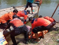 Ditemukan Mengapung, Mayat Wanita Dievakuasi Petugas BPBD Bojonegoro