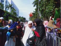 Kloter 23 Haji Bojonegoro Datang Terlambat, Satu Jamaah Masih Tertinggal di Arab Saudi