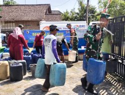 Kodim Bojonegoro Kembali Salurkan Air Bersih untuk Warga di Wilayah Binaan
