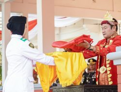 Bersungguh Ikuti Program Pembinaan, Bupati Lamongan Serahkan Remisi 454 Napi