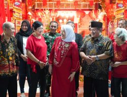 Kenakan Busana Tionghoa, Bupati Bojonegoro Nonton Wayang Bersama di Hok Swie Bio