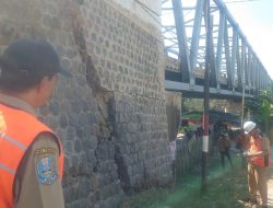 Dishub Bojonegoro dan UPT PU Provinsi Cek Kondisi Jembatan Kaliketek yang Retak