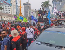 Partai Buruh Hadang Massa Buruh yang Protes ke MK, Akhirnya Terjadi Bentrok