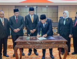 DPRD Lamongan Sahkan APBD 2024, Anggota Fraksi Demokrat Sumpah PAW