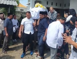 Terharu Makamkan Ibu Diapit Orang Tuanya, Mas Biyon Dermakan Dua Bintang