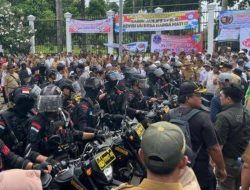 Demo Apdesi di Depan Kantor DPR Ricuh, Massa Bakar Spanduk hingga Lempar Batu