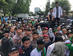 Ribuan Massa di Medan Lancarkan Aksi Tolak Pemilu Curang di Kantor KPU