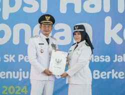 Serahkan SK Perpanjangan, Bupati Yuhronur Ajak Kades Wujudkan Desa Mandiri