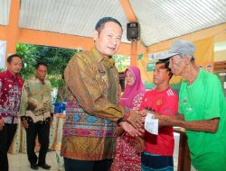 Cegah Krisis Pangan, Bupati Lamongan Salurkan Banpang dan Bansos ke Warga