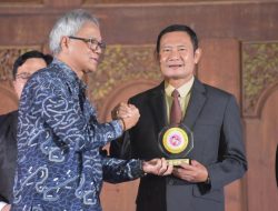 Tertinggi Sukses Turunkan Angka Stunting, Bupati Lamongan Terima Penghargaan BKKBN