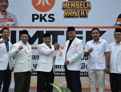 Presiden PKS Serahkan SK untuk Mahyeldi-Vasco Maju Pilkada Sumatera Barat