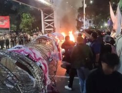Demo Mahasiswa Kritik 10 Tahun Pemerintahan Jokowi Berakhir Ricuh