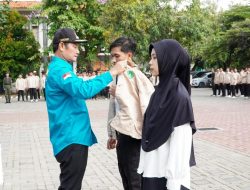 Berangkatkan KKN Unisla, Bupati Yuhronur Pesan Mahasiswa Ikut Kembangkan UMKM