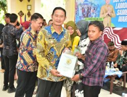 Serahkan Sertifikat PTSL, Bupati Lamongan Tegaskan Pemkab Bebaskan BPHTB
