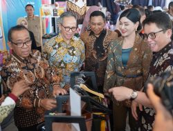 Tandai Kick Off EKI; Mensesneg, Dewan OJK, dan Pj. Bupati Adriyanto Pukul Kentongan