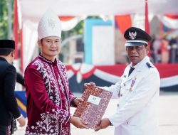 Upacara HUT ke-79 RI, Bupati Lamongan Sematkan Lencana untuk Desa Berstatus Mandiri