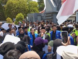 Mahasiswa Gelar Demo, Tuntut Rekannya Dibebaskan saat Tolak RUU Pilkada